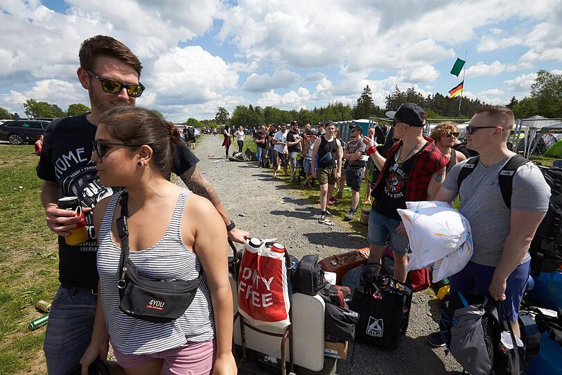 Rockfans treffen mit schwerem Gepäck auf dem Campinggelände des Musikfestivals "Rock am Ring" ein. Insgesamt haben sich rund 80 Bands auf den drei Bühnen an der legendären Rennstrecke Nürburgring angekündigt.