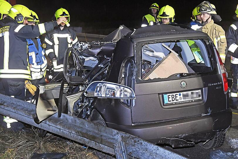 Die Beifahrerin kam mit schweren Verletzungen in eine Klinik, der Lkw-Fahrer wurde nicht verletzt.