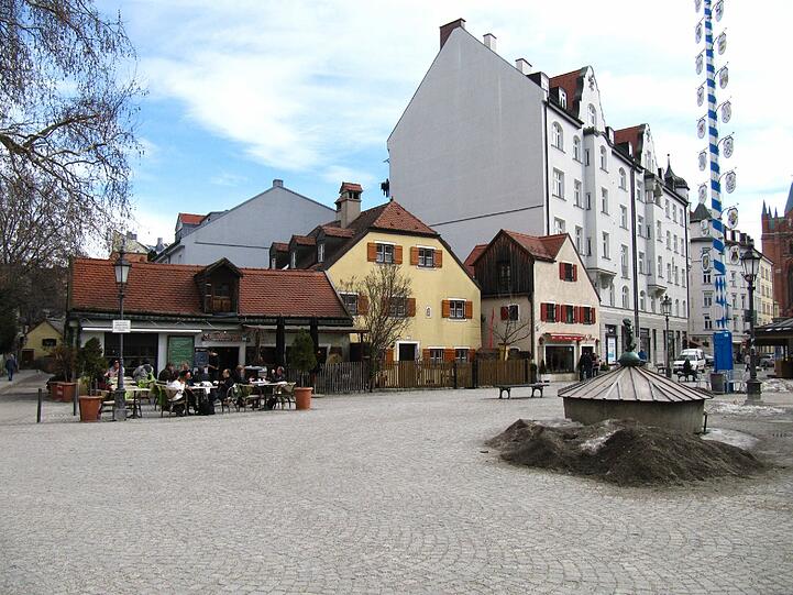 Erster Frühlingsanflug am Wiener Platz. Auf dem Markt ist noch nicht so viel los...