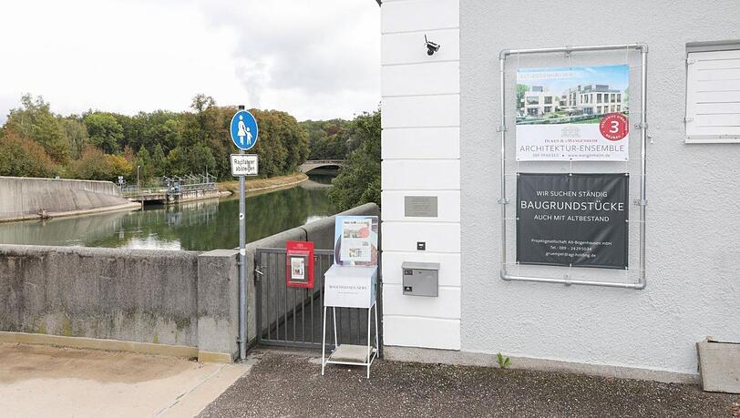 Zu viel des Guten? Die Werbetafel an der Isar.