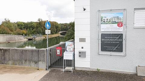 Zu viel des Guten? Die Werbetafel an der Isar.