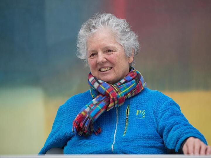 Die Künstlerin Miriam Cahn lächelt im Gespräch. Foto: Christian Charisius/Archivbild