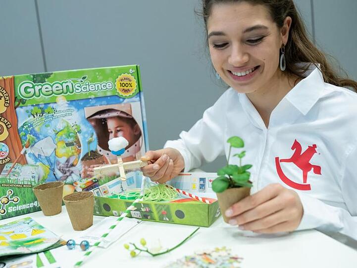 Ein Mädchen präsentiert zur Spielwarenmesse im Messezentrum Nürnberg ein Spiel. Foto: Daniel Karmann/dpa