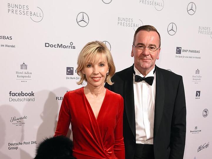 Doris Schröder-Köpf und Boris Pistorius auf dem roten Teppich.