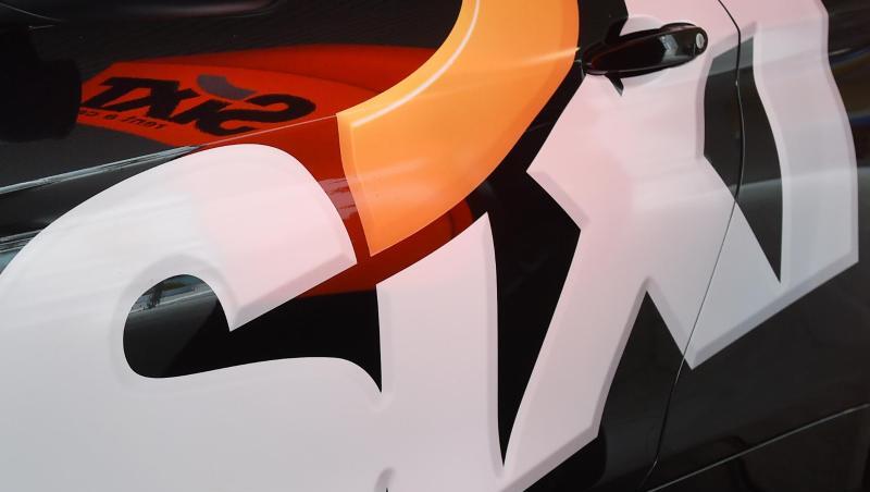 Das Logo des Autovermieters Sixt SE an einer Autotür.