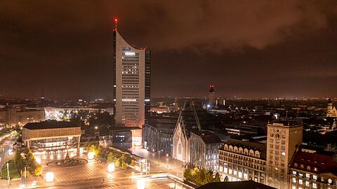 Die Gebäude der Leipziger Innenstadt sind aufgrund der Energiekrise nicht mehr angestrahlt.