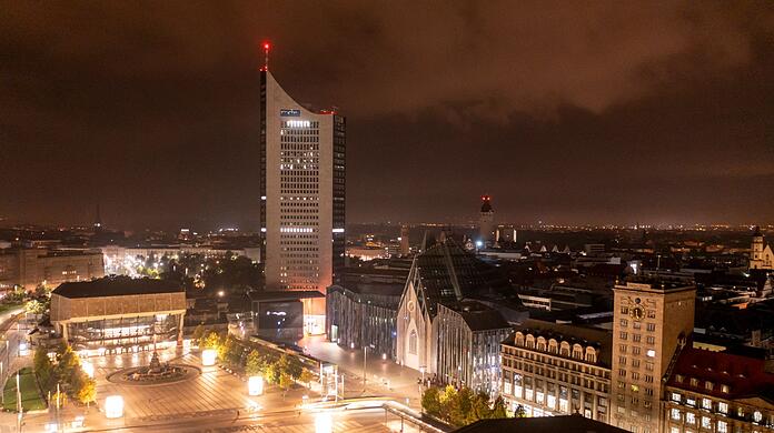 Die Gebäude der Leipziger Innenstadt sind aufgrund der Energiekrise nicht mehr angestrahlt.
