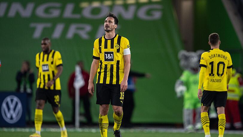 Dortmunds Mats Hummels steht nach dem Schlusspfiff auf dem Spielfeld.