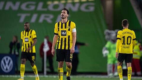 Dortmunds Mats Hummels steht nach dem Schlusspfiff auf dem Spielfeld.