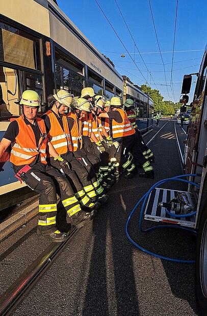 Mit Rutschblechen und Muskelkraft wurde die Tram wieder in die Spur gesetzt.