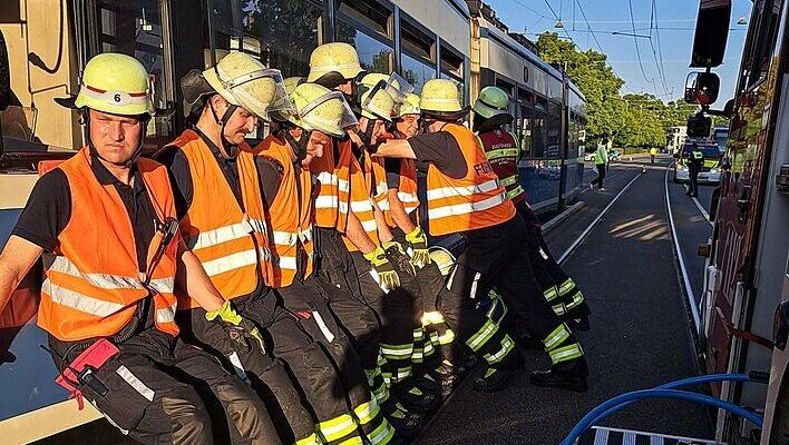 Mit Rutschblechen und Muskelkraft wurde die Tram wieder in die Spur gesetzt. Mit Rutschblechen und Muskelkraft wurde die Tram wieder in die Spur gesetzt.