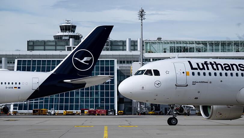 Flugzeuge der Lufthansa stehen am Flughafen München auf dem Rollfeld.