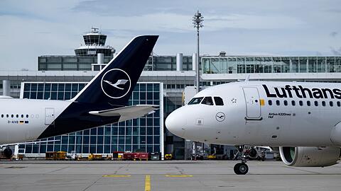 Flugzeuge der Lufthansa stehen am Flughafen München auf dem Rollfeld.