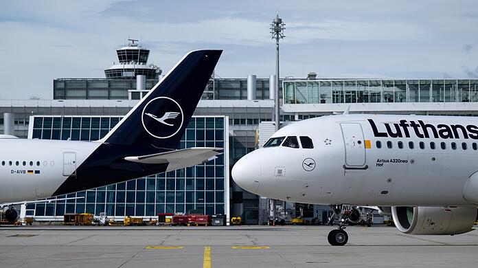 Flugzeuge der Lufthansa stehen am Flughafen München auf dem Rollfeld.