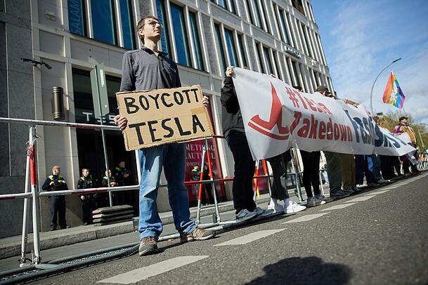 Im laufenden Jahr hat es immer wieder Proteste gegen Tesla wegen der politischen Aktivitäten seines Chefs Elon Musk gegeben. (Archivbild)
