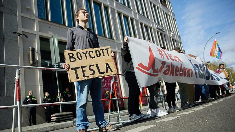 Im laufenden Jahr hat es immer wieder Proteste gegen Tesla wegen der politischen Aktivitäten seines Chefs Elon Musk gegeben. (Archivbild) Im laufenden Jahr hat es immer wieder Proteste gegen Tesla wegen der politischen Aktivitäten seines Chefs Elon Musk gegeben. (Archivbild)