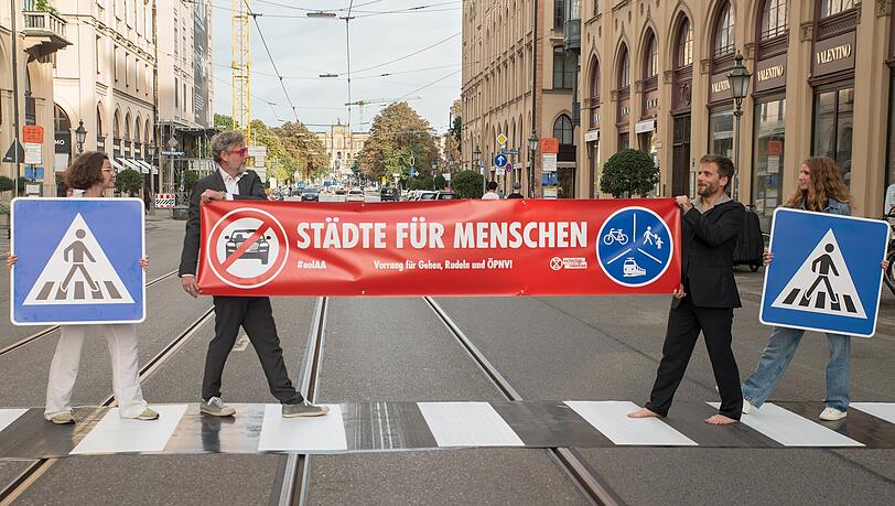 "Mit vielfältigen Protestformen werden wir uns auch 2025 der IAA entgegenstellen": Die Klimaaktivisten von Extinction Rebellion haben am Montag auf der Maximilianstraße einen Zebrastreifen ausgerollt. "Mit vielfältigen Protestformen werden wir uns auch 2025 der IAA entgegenstellen": Die Klimaaktivisten von Extinction Rebellion haben am Montag auf der Maximilianstraße einen Zebrastreifen ausgerollt.