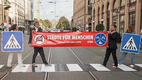 "Mit vielfältigen Protestformen werden wir uns auch 2025 der IAA entgegenstellen": Die Klimaaktivisten von Extinction Rebellion haben am Montag auf der Maximilianstraße einen Zebrastreifen ausgerollt.