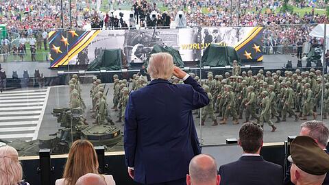 An seinem 79. Geburtstag verfolgte Trump eine Milit&auml;rparade in Washington. (Archivbild)