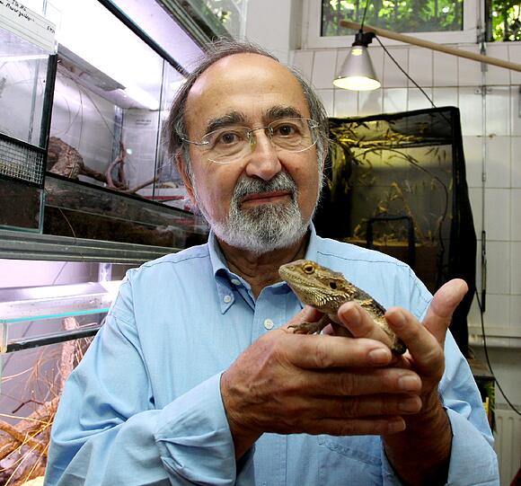 Rudolf Hoffmann mit einem seiner Schützlinge, einem Waran.