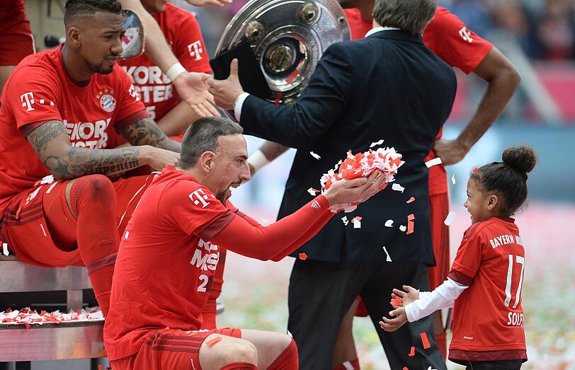 FRANCK RIBERY &ndash; NOTE 4

Der Familienvater I: Sonst der ausgeflippten Obergasgeber, kümmerte sich diesmal hauptsächlich um seine Kinder. Aber für ihn gehören Meisterfeiern mittlerweile ja auch schon zur Routine.