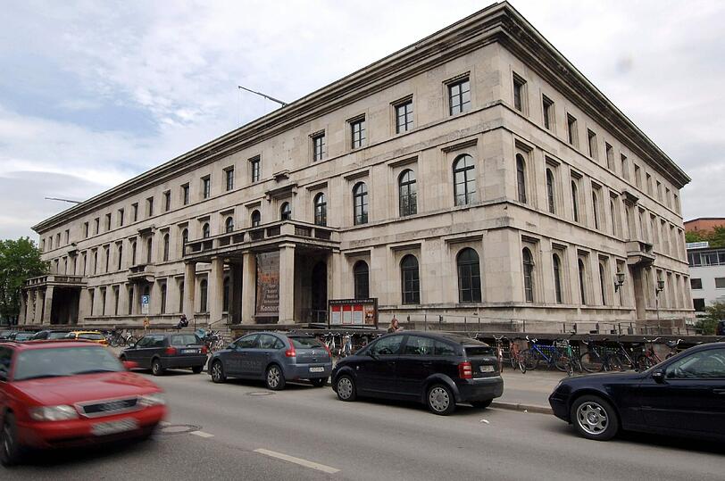 Viele Nazi-Bauten werden in Bayern öffentlich genutzt. Im sogenannten Führerbau, in dem 1938 das Münchner Abkommen unterzeichnet wurde, ist heute die Musikhochschule der Stadt untergebracht.