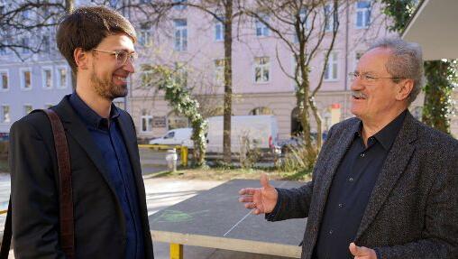 Christian Ude im Gespräch mit AZ-Lokalchef Felix Müller am Schwabinger Pündterplatz. Gleich um die Ecke lebt der Alt-Oberbürgermeister. Christian Ude im Gespräch mit AZ-Lokalchef Felix Müller am Schwabinger Pündterplatz. Gleich um die Ecke lebt der Alt-Oberbürgermeister.