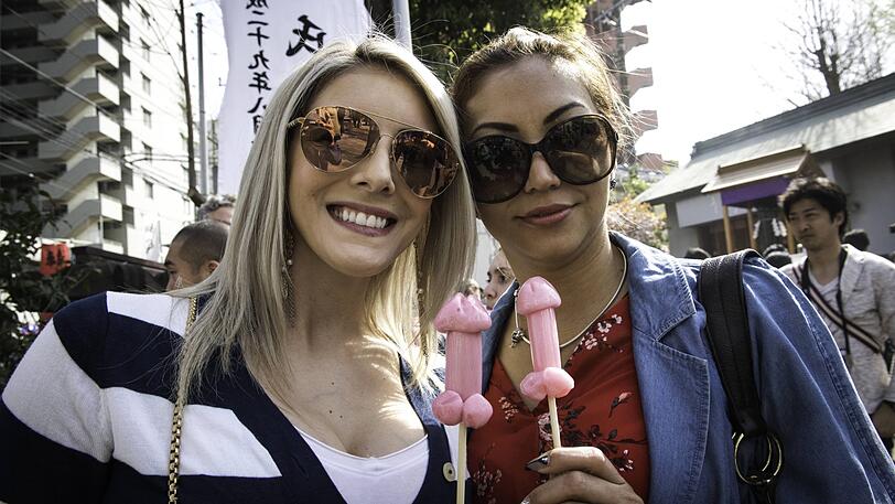 So feiern die Menschen in Japan das "fest des stählernen Penisses".