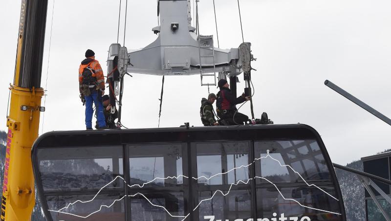 Arbeiter hängen die neu gelieferte Kabine der Zugspitzbahn ein. Foto: Angelika Warmuth Arbeiter hängen die neu gelieferte Kabine der Zugspitzbahn ein. Foto: Angelika Warmuth