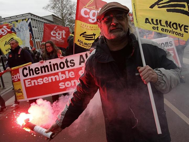 Demonstranten protestieren in Lille gegen die geplante Rentenreform.