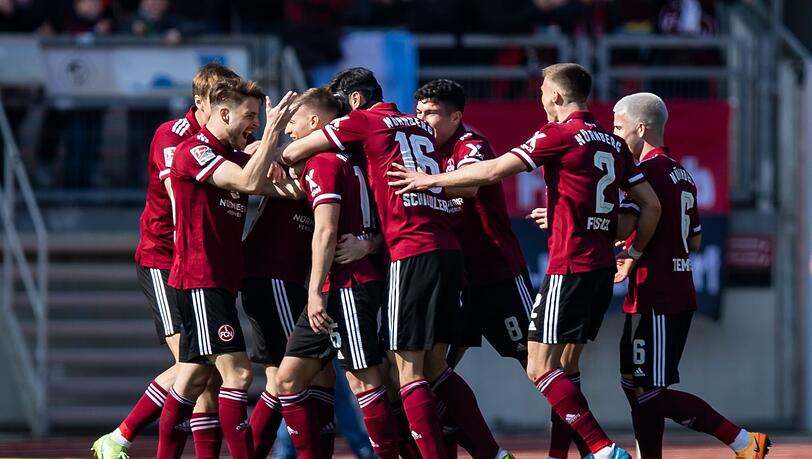 Nürnbergs Fabian Nürnberger (3.v.l.) jubelt nach seinem Tor mit der Mannschaft.