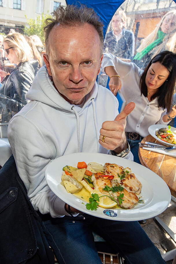 Auch Willy Astor lässt sich den Fisch bei Wittes schmecken. Auch Willy Astor lässt sich den Fisch bei Wittes schmecken.
