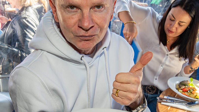 Auch Willy Astor lässt sich den Fisch bei Wittes schmecken. Auch Willy Astor lässt sich den Fisch bei Wittes schmecken.