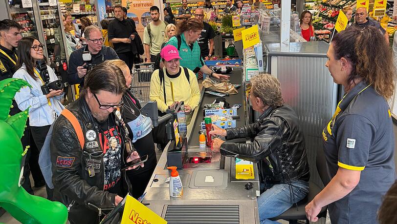 Wenn Peter Maffay abkassiert, ist der Andrang in diesem Münchner Netto groß. Wenn Peter Maffay abkassiert, ist der Andrang in diesem Münchner Netto groß.