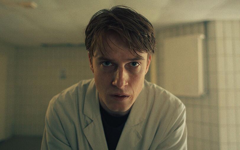 Im Krimi-Drama "Frisch" (2024) mit Louis Hofmann (Bild) in der Hauptrolle spricht Ralf Richter den Erz&auml;hler.