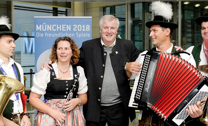 Kurz vorm Abflug nach Durban: Ministerpräsident Horst Seehofer steht zusammen mit Sportlern und Politikern am Gate im Flughafen in München und ballt die Fäuste.