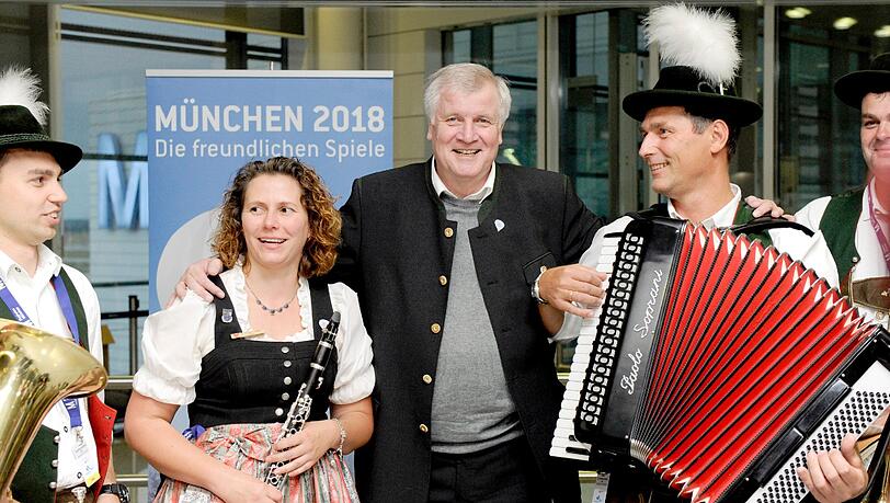 Kurz vorm Abflug nach Durban: Ministerpräsident Horst Seehofer steht zusammen mit Sportlern und Politikern am Gate im Flughafen in München und ballt die Fäuste.