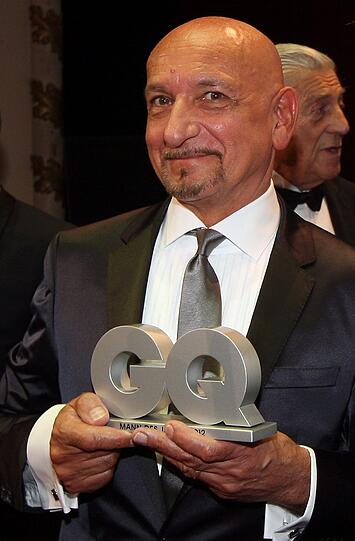Stolz posiert der Mann des Abends mit seinem GQ-Award. Ben Kingsley wurde für sein Lebenswerk geehrt.