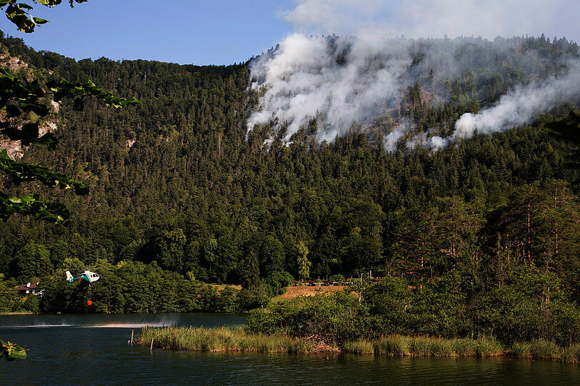 "Auf Grund der Einsatzlage wurde durch das Landratsamt Berchtesgadener Land der Katastrophenfall ausgerufen", meldete die Polizei am frühen Sonntagnachmittag. Hier sehen Sie die Bilder vom Kampf gegen die Flammen bei Bad Reichenhall.