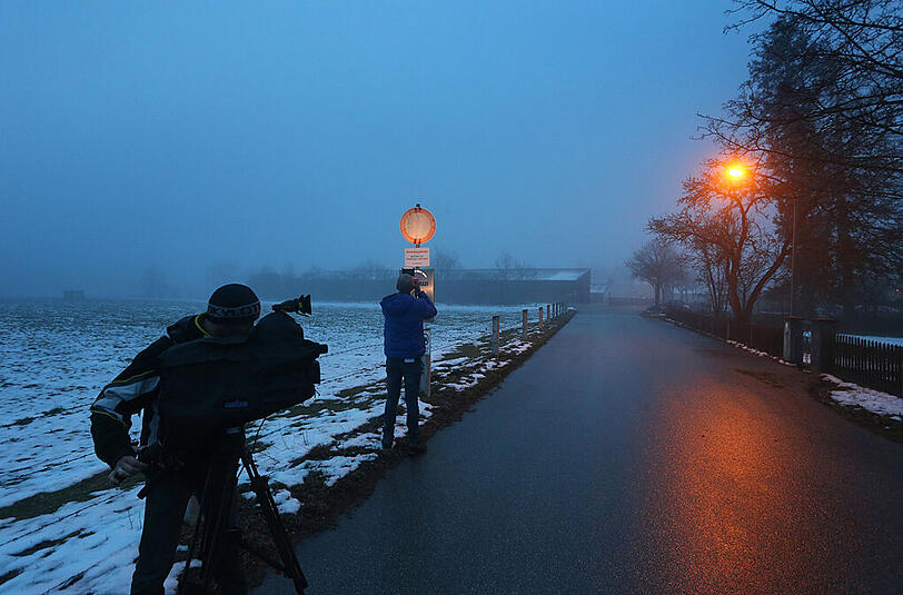 Journalisten warten am 29.02.2016 vor der Außenstelle der Justizvollzugsanstalt Landsberg am Lech in Rothenfeld bei Andechs (Bayern) auf die Freilassung des Ex-Fußballmanagers Hoeneß. Die Bilder.