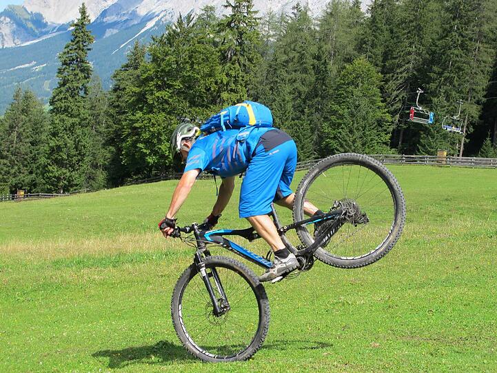 Biketrainer Walter Haas kann sich abenteuerliche Manöver erlauben - er ist Mountainbike-Profi.