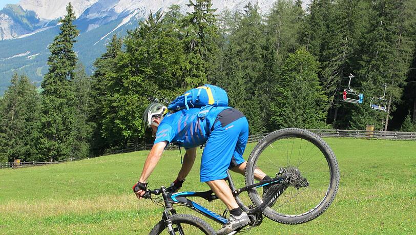 Biketrainer Walter Haas kann sich abenteuerliche Manöver erlauben - er ist Mountainbike-Profi. Biketrainer Walter Haas kann sich abenteuerliche Manöver erlauben - er ist Mountainbike-Profi.