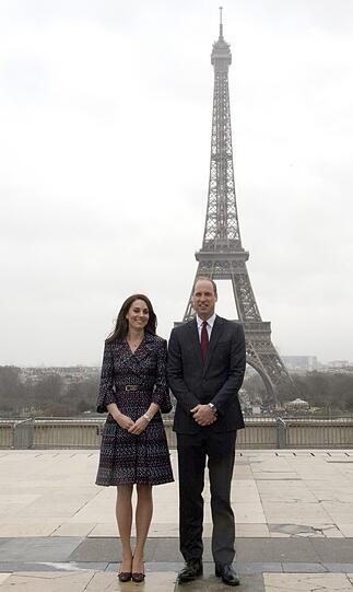 Herzogin Kate und ihr Mann Prinz William vor dem Eiffelturm in Paris.