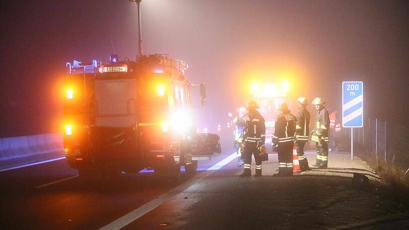 Abflug von der Autobahn: Ein Pkw ist von der A94 abgekommen und hat dabei einen Wildschutzzaun durchbrochen.