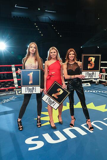Lucia, Natalia und Hanny stiegen abwechselnd als Nummerngirls in den Ring.