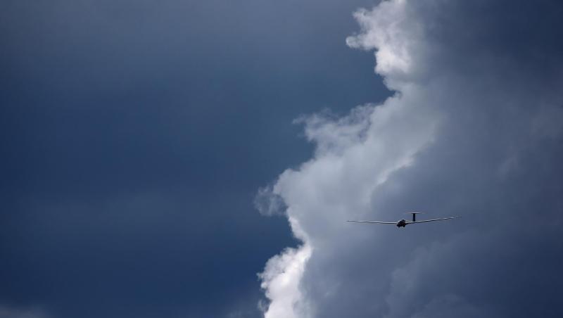 Ein vor den Wolken fliegendes Segelflugzeug wird von der Sonne beschienen. Foto: Karl-Josef Hildenbrand/dpa/Archivbild Ein vor den Wolken fliegendes Segelflugzeug wird von der Sonne beschienen. Foto: Karl-Josef Hildenbrand/dpa/Archivbild