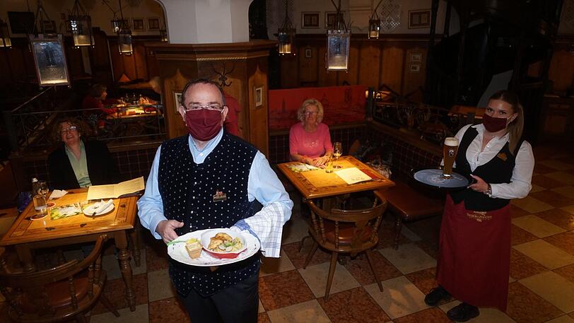 Die Stammgäste (v.l. hinten) Catarina von Guttenberg und Helga Schaarf sind gekommen, doch sonst ist der Ratskeller am Montag sehr leer. Gastwirt Peter Wieser mit Servicekraft Laura haben nicht viel zu tun.