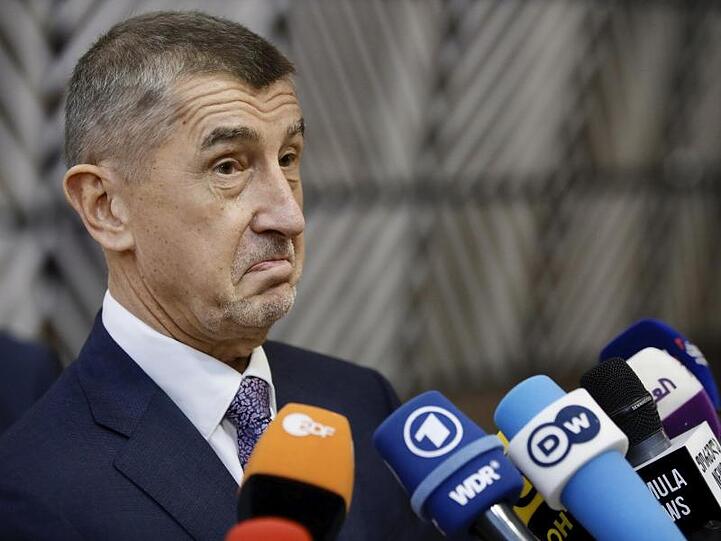 Andrej Babis, Ministerpräsident von Tschechien, gibt ein Pressestatement. Foto: Olivier Matthys/AP/dpa/Archivbild