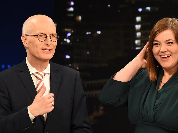Die Spitzenkandidaten zur Bürgerschaftswahl Peter Tschentscher (SPD), Erster Bürgermeister von Hamburg, und Katharina Fegebank (Bündnis 90/Die Grünen), Zweite Bürgermeisterin im Wahlstudio des NDR.