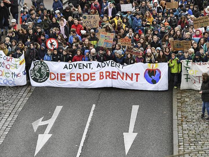 "Advent, Advent, die Erde brennt": Protest in Freiburg.